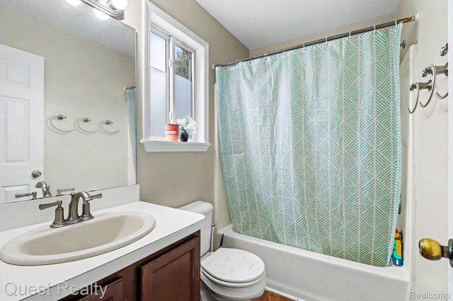 7058 Rolling Hills Drive, Waterford Charter Township, MI 48327