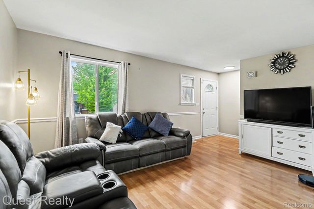 7058 Rolling Hills Drive, Waterford Charter Township, MI 48327