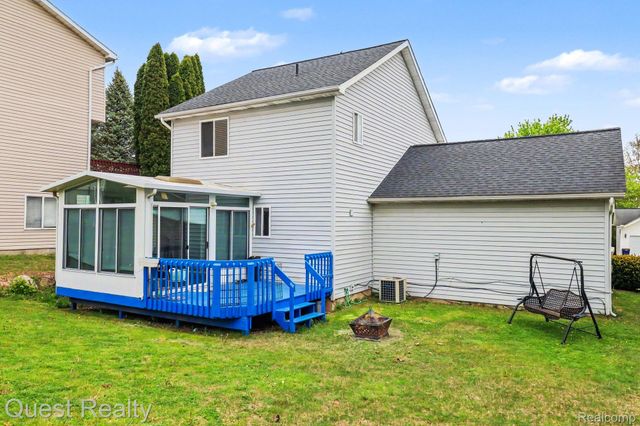 7058 Rolling Hills Drive, Waterford Charter Township, MI 48327