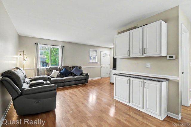 7058 Rolling Hills Drive, Waterford Charter Township, MI 48327