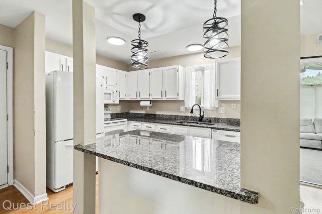 7058 Rolling Hills Drive, Waterford Charter Township, MI 48327
