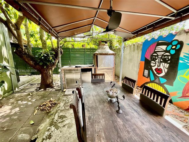 2000 SW 25th St, Miami, FL 33133