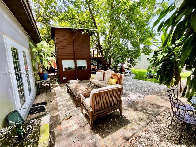 2000 SW 25th St, Miami, FL 33133