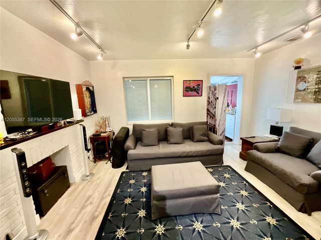 2000 SW 25th St, Miami, FL 33133