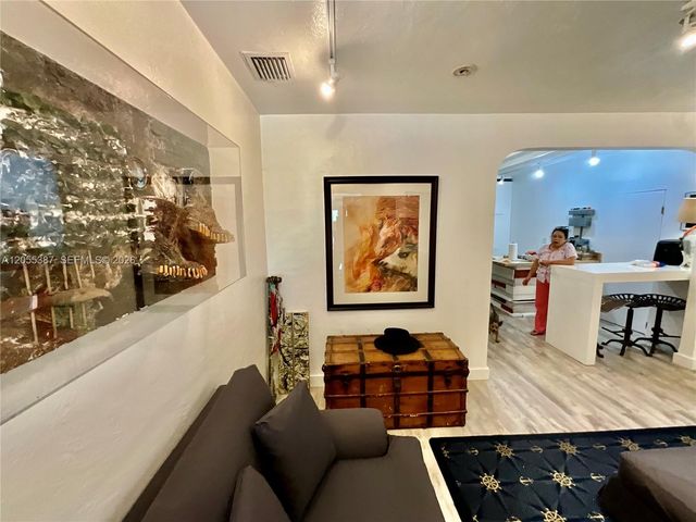 2000 SW 25th St, Miami, FL 33133