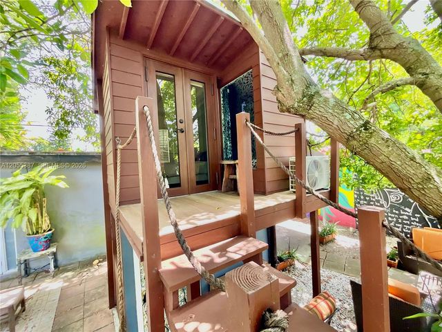 2000 SW 25th St, Miami, FL 33133