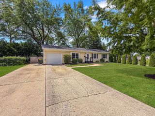 328 Thunderbird Trail, Carol Stream, IL 60188