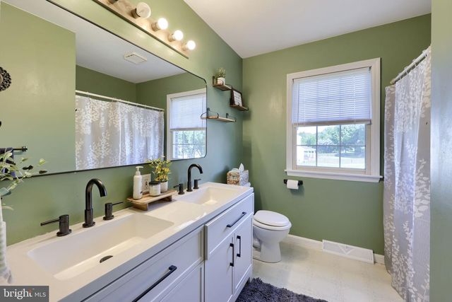 2 BROOKVIEW DR, Lititz, PA 17543
