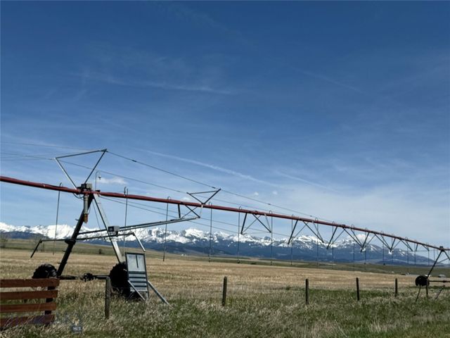 100 Queen Lane, Clyde Park, MT 59047