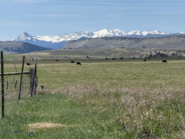 100 Queen Lane, Clyde Park, MT 59047