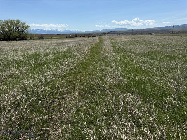 100 Queen Lane, Clyde Park, MT 59047