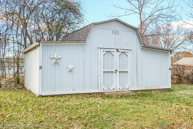 2468 Ketzler Drive, Flint Charter Township, MI 48507