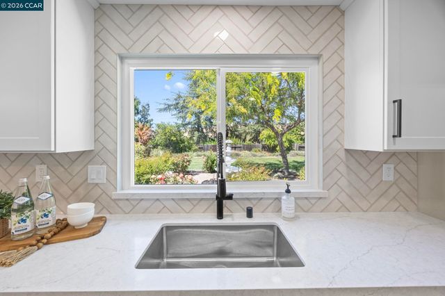 2 El Molino Dr, Clayton, CA 94517