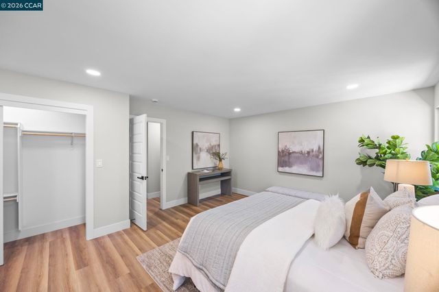 2 El Molino Dr, Clayton, CA 94517