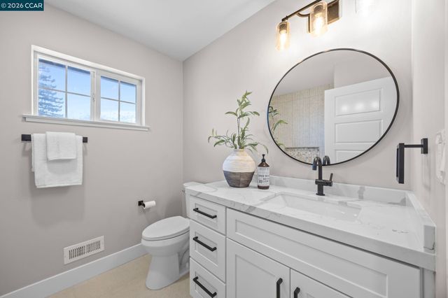 2 El Molino Dr, Clayton, CA 94517