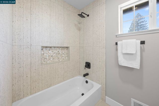 2 El Molino Dr, Clayton, CA 94517