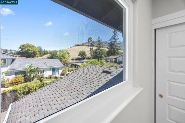 2 El Molino Dr, Clayton, CA 94517