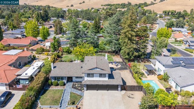 2 El Molino Dr, Clayton, CA 94517