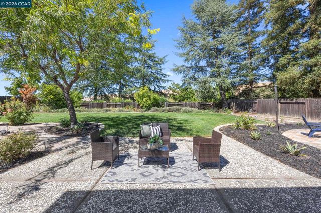 2 El Molino Dr, Clayton, CA 94517