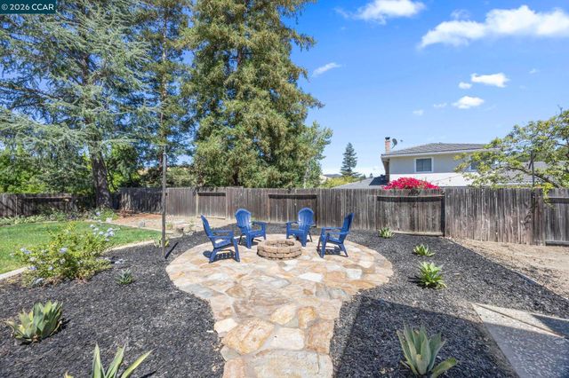 2 El Molino Dr, Clayton, CA 94517