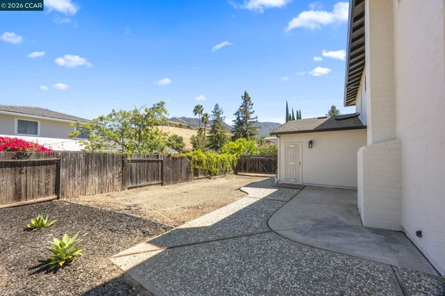 2 El Molino Dr, Clayton, CA 94517