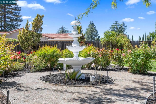 2 El Molino Dr, Clayton, CA 94517