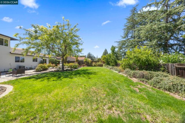2 El Molino Dr, Clayton, CA 94517