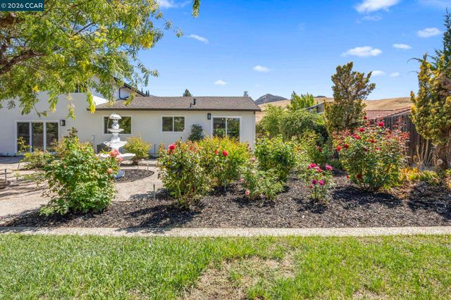 2 El Molino Dr, Clayton, CA 94517