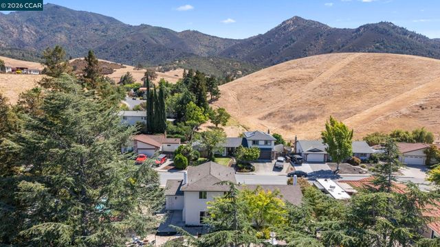 2 El Molino Dr, Clayton, CA 94517