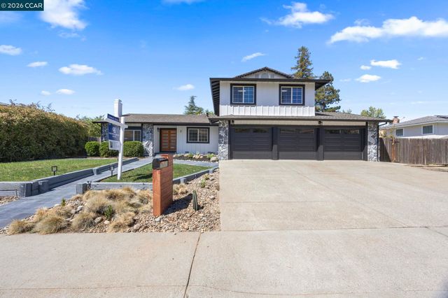 2 El Molino Dr, Clayton, CA 94517