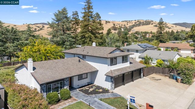 2 El Molino Dr, Clayton, CA 94517