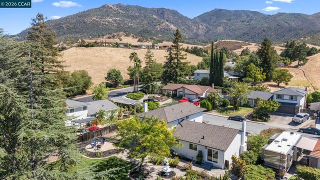 2 El Molino Dr, Clayton, CA 94517
