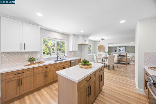 2 El Molino Dr, Clayton, CA 94517