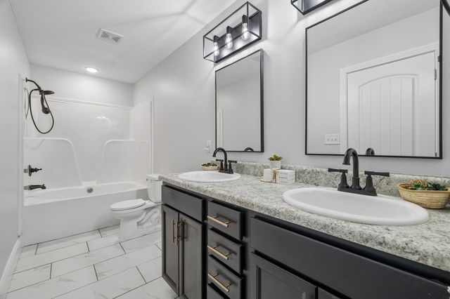 236 Azalea Dr, Oak Grove, KY 42262