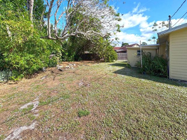 401 SE Tranquilla Avenue, Port St Lucie, FL 34983