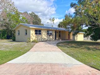 401 SE Tranquilla Avenue, Port St Lucie, FL 34983