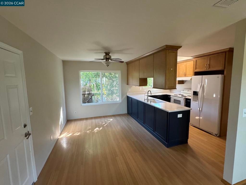 Image 6 of property listing at Address unavailable.