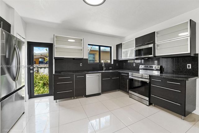 944 SW 10th Avenue, Miami, FL 33130