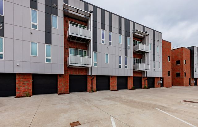 400 SW 7th Street 301, Des Moines, IA 50309