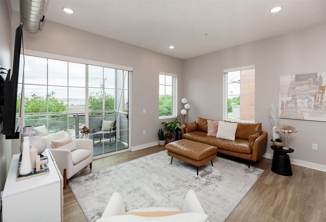 400 SW 7th Street 301, Des Moines, IA 50309
