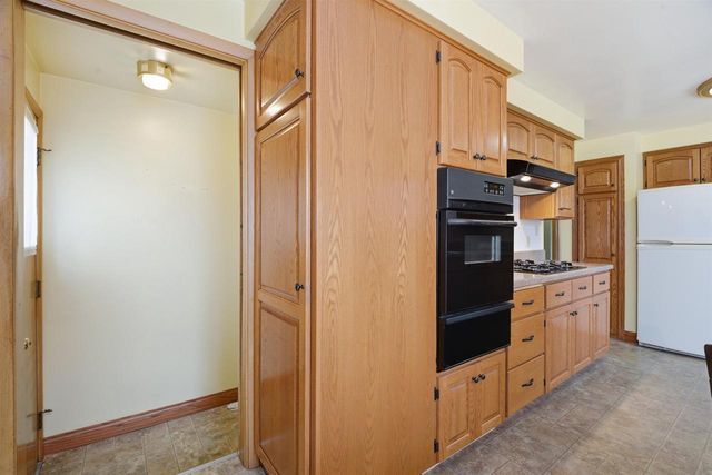 1613 S TELULAH AVENUE, Appleton, WI 54915