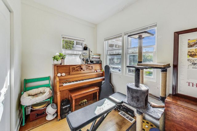 2700 N Artesian Avenue 1, Chicago, IL 60647