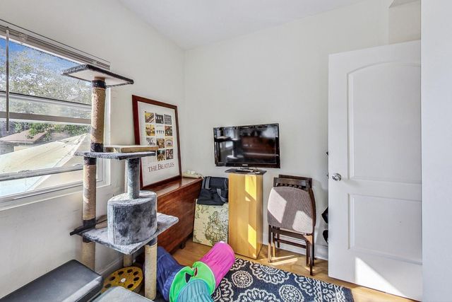 2700 N Artesian Avenue 1, Chicago, IL 60647