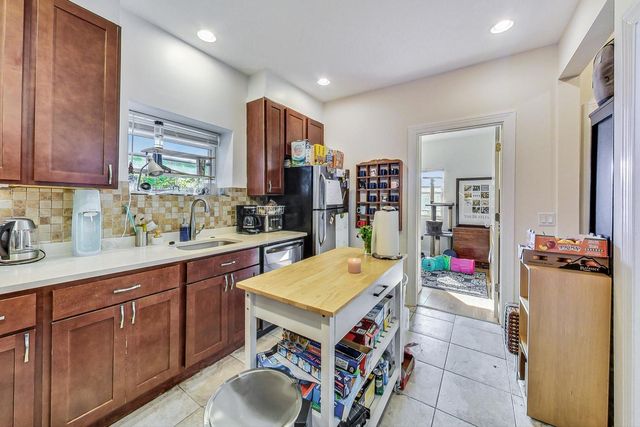 2700 N Artesian Avenue 1, Chicago, IL 60647