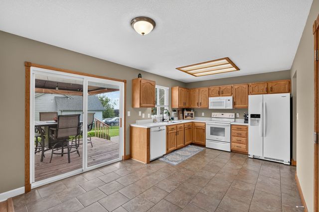 5028 Oakwood Lane, West Des Moines, IA 50265