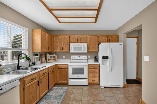 5028 Oakwood Lane, West Des Moines, IA 50265