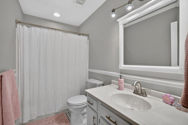 5028 Oakwood Lane, West Des Moines, IA 50265