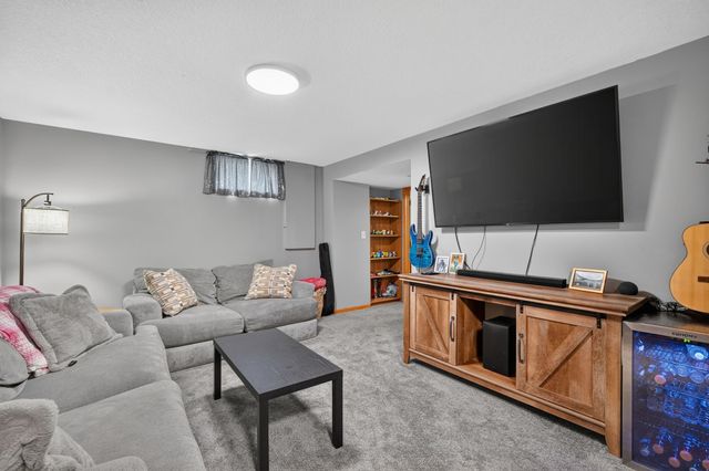 5028 Oakwood Lane, West Des Moines, IA 50265