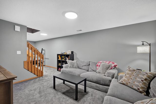 5028 Oakwood Lane, West Des Moines, IA 50265