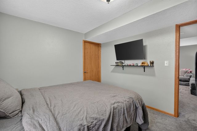 5028 Oakwood Lane, West Des Moines, IA 50265
